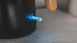 Mestic Waterkoker 1Ltr 1.000W Mwc-200 -Kampeerhal Roden Mestic Waterkoker 1Ltr 1000W Mwc 200 knopje