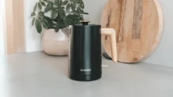 Mestic Waterkoker 1Ltr 1.000W Mwc-200 -Kampeerhal Roden Mestic Waterkoker 1Ltr 1000W Mwc 200 sfeer