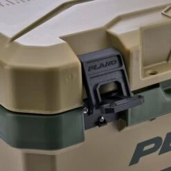 Plano Frost Cooler Green 13L -Kampeerhal Roden Plano Frost Cooler Green 13L sluiting