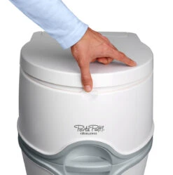 Thetford Porta Potti 565P -Kampeerhal Roden Thetford Porta Potti 565 opening cover 72dpiY8RxOZUpsmfsi