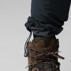Fjallraven FJÄLLRÄVEN ABISKO WINTER STRETCH TROUSERS DAMES - BLACK -Kampeerhal Roden abisko winter stretch trousers zwart pijp